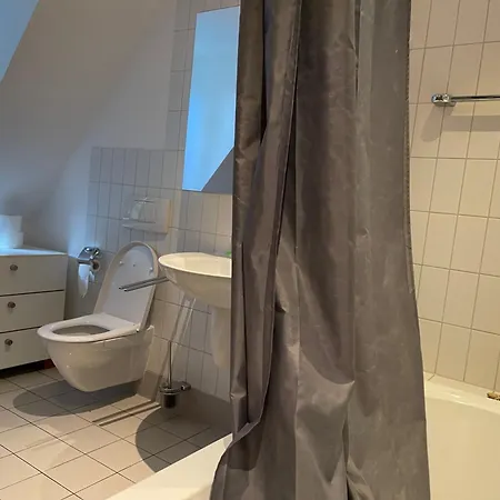 Homestay Schlafzimmer Mit Schreibtisch Und Bad Im Flur