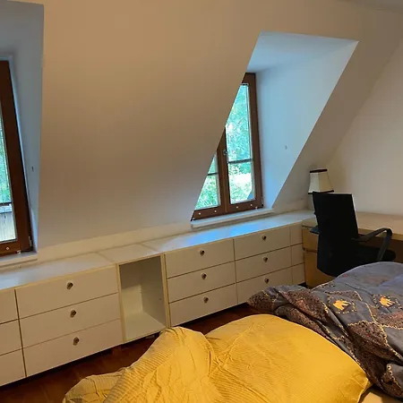 Schlafzimmer Mit Schreibtisch Und Bad Im Flur Kleinmachnow