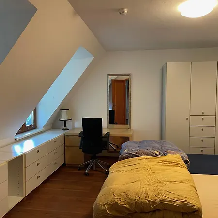 Schlafzimmer Mit Schreibtisch Und Bad Im Flur Homestay *