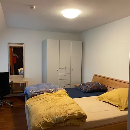 Schlafzimmer Mit Schreibtisch Und Bad Im Flur Homestay