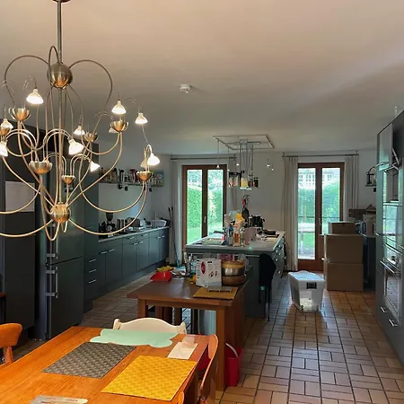 Schlafzimmer Mit Schreibtisch Und Bad Im Flur Homestay