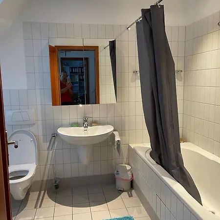 Homestay Schlafzimmer Mit Schreibtisch Und Bad Im Flur