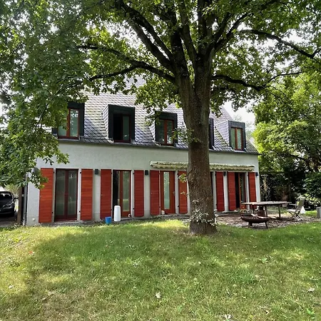 Homestay Schlafzimmer Mit Schreibtisch Und Bad Im Flur *